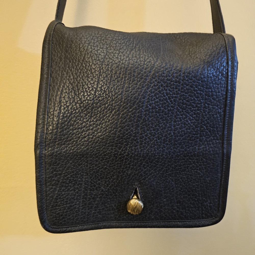 Vintage black leather DKNY handbag crossbody
